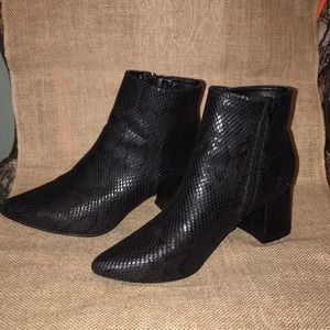 Snake print black booties ❤️